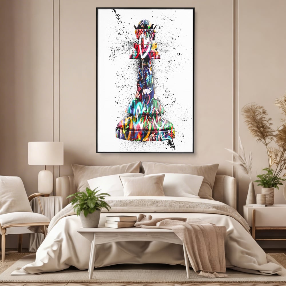 Tablou canvas cu piesa de sah regina cu graffiti, in rama de aluminiu negru, pe perete intr-un dormitor